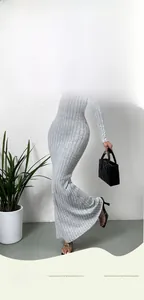 Détail macro du tissu en maille côtelée grise sur une robe longue à manches longues