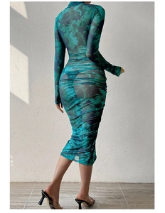 Détail du tissu en maille transparente froncé avec imprimé abstrait bleu et col haut