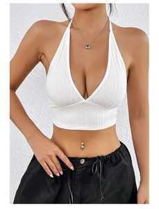 Dettaglio del crop top bianco a lupetto con tessuto a onde e scollo a V profondo elegante