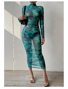 Détail de fronces latérales sur robe moulante en tulle vert à imprimé marbre et manches