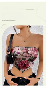 Dettaglio del top corto con stampa di rose, orlo a punta e morbido tessuto a maglia da donna