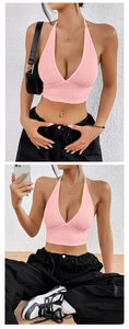Dettaglio del crop top rosa con scollo a V e tessuto strutturato indossato dal modello