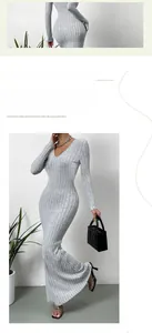 Détail d'une robe maxi grise en maille côtelée avec manches longues, fente latérale et col V