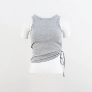 Dettaglio canotta grigia a costine slim fit con particolare coulisse e arricciatura laterale