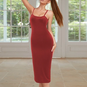 Robe mi-longue moulante bordeaux élégante à fines bretelles pour un look de soirée chic