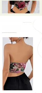 Dettaglio del crop top floreale con orlo a V e design senza schienale per donna