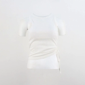 Dettaglio del crop top in maglia a coste bianco con coulisse laterale regolabile