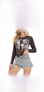 Dettaglio del top in mesh nero trasparente con stampa digitale simmetrica del viso