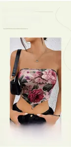 Dettaglio di un crop top a fiori con motivo a rose e orlo a punta in maglia fine