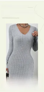 Détail de la robe en maille gris clair montrant la texture côtelée verticale de qualité