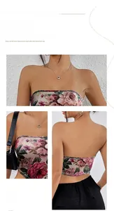Dettaglio del crop top floreale che mostra il tessuto a costine e il design schiena nuda