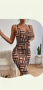 Détail d'une robe d'été ajustée sans manches avec des motifs géométriques noirs sur fond beige