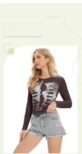 Dettaglio del top in mesh grigio trasparente con stampa digitale astratta simmetrica
