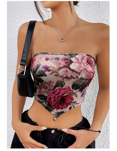Dettaglio del top a fascia floreale con orlo a punta e stampa di rose vintage