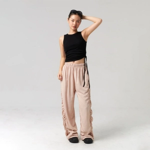 Set estivo da donna con canotta nera con coulisse e pantaloni rosa a gamba larga