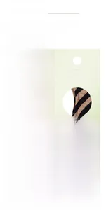 Détails du col en U et de l'imprimé géométrique sur le tissu de la robe d'été
