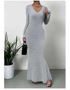 Détail de la robe longue en tricot gris à col en V avec texture côtelée et fente latérale