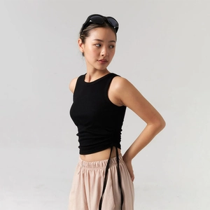 Top corto nero a coste da donna con coulisse laterali regolabili e vestibilità slim