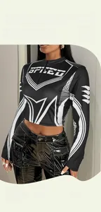Dettaglio del crop top da motociclista da donna con stampa SPEED e zip a collo alto
