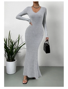 Gros plan sur la texture en maille grise et le col en V de cette robe à manches longues