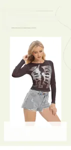 Dettaglio del top in mesh nero trasparente con stampa astratta del viso in argento