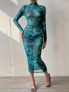 Robe moulante en mesh à manches longues avec imprimé marbre bleu et détails froncés