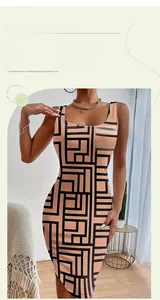 Détail de la robe sans manches rose avec imprimé labyrinthe géométrique noir et coupe slim