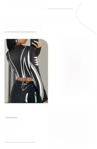 Dettaglio del collo alto e della stampa SPEED sul crop top da motociclista bianco e nero
