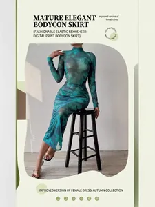 Robe moulante en tulle vert avec imprimé marbré et manches longues élégantes