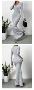 Détail de la maille côtelée et de la fente latérale sur cette robe longue grise à manches