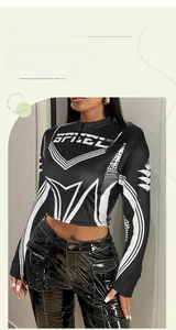 Dettaglio del crop top stile motociclista con stampa SPEED e collo alto