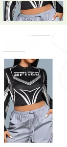Dettaglio del crop top con scritta SPEED, zip frontale e stampa nera stile moto