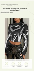 Dettaglio del top corto stile biker con stampa speed e colletto alto con zip