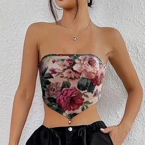 Top a fascia floreale da donna con rose rosa, trama a costine e orlo a punta a V