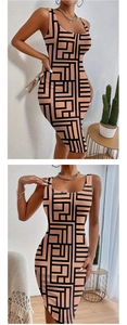 Détail de la robe moulante sans manches à col en U avec imprimé labyrinthe géométrique