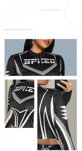 Dettagli del top corto da moto con stampa SPEED, collo alto e cerniera lampo parziale