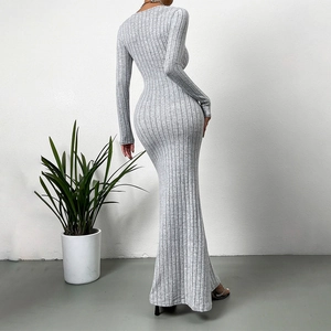 Robe longue moulante en maille côtelée grise à manches longues avec fente latérale