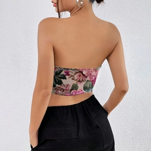 Vista posteriore del top corto floreale e dei pantaloni cargo neri da donna in studio