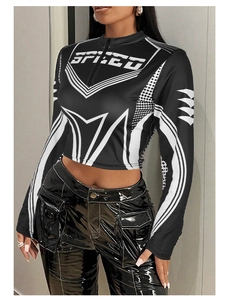 Dettagli di un crop top stile racing con stampa SPEED e colletto con mezza zip in primo piano