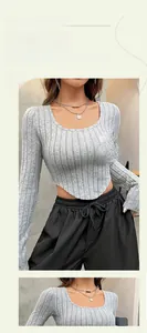 Détail d'un t-shirt gris en maille côtelée à manches longues avec ourlet incurvé en V inversé