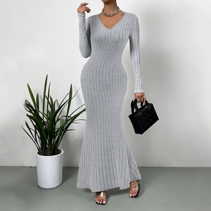 Élégante robe longue grise en maille à manches longues avec coupe ajustée et col en V