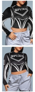 Dettaglio del crop top da corsa con stampa SPEED e cerniera con colletto a lupetto