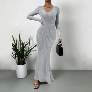 Robe longue en maille côtelée grise à manches longues et col en V coupe ajustée