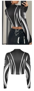 Dettaglio del crop top monocromatico con stampe geometriche e collo a lupetto