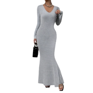 Robe longue moulante en maille côtelée grise à manches longues avec ourlet sirène et col V