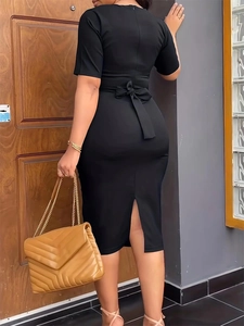 Elegantes schwarzes kurzärmeliges Midikleid mit Taillenschleife und Rückenschlitz
