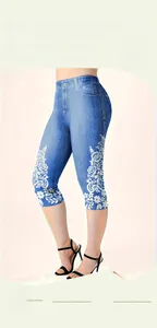 Dettaglio dei leggings stampa denim con motivi floreali in pizzo bianco sul lato