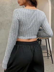 Haut court gris à manches longues et col en U avec pantalon noir à cordon femme