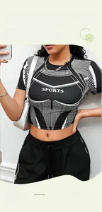 Dettaglio del crop top biker con scollo a catena metallica e stampa sport su tessuto bicolore