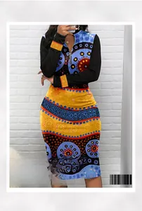 Détail de la robe moulante avec imprimés tribaux géométriques et col zippé élégant